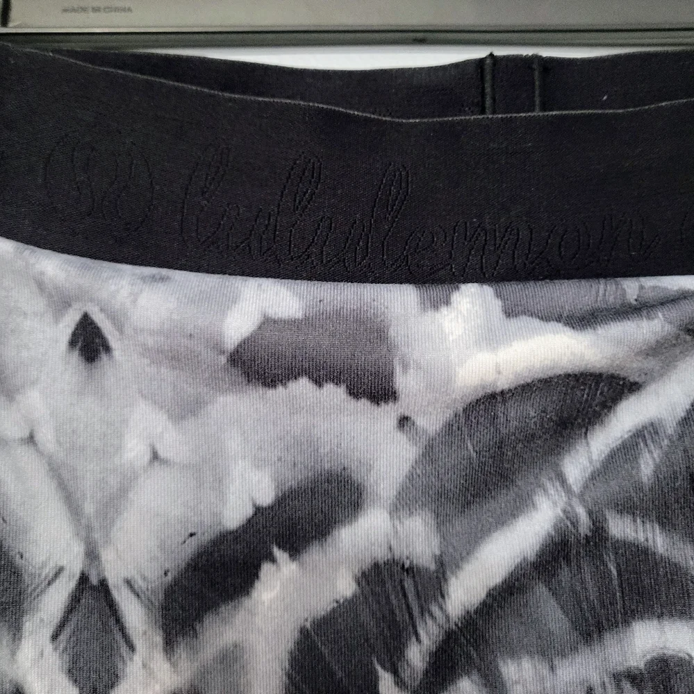 Lululemon Wunder Under Pant SE Dance in Pretty Plume Angel Wing Black Size Gym